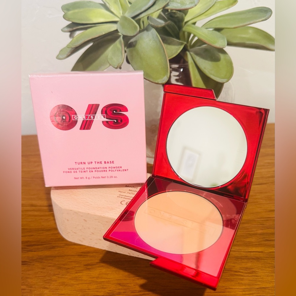 ONE/SIZE By Patrick Starrr Turn Up The Base Versatile Powder Foundation- M3R